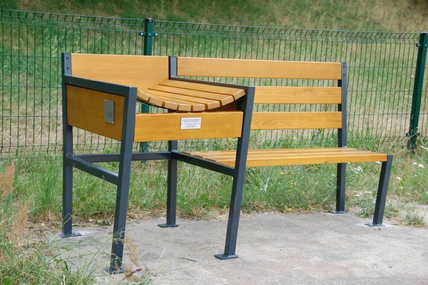 A takie ławki z przewijakami powstały już w Parku...