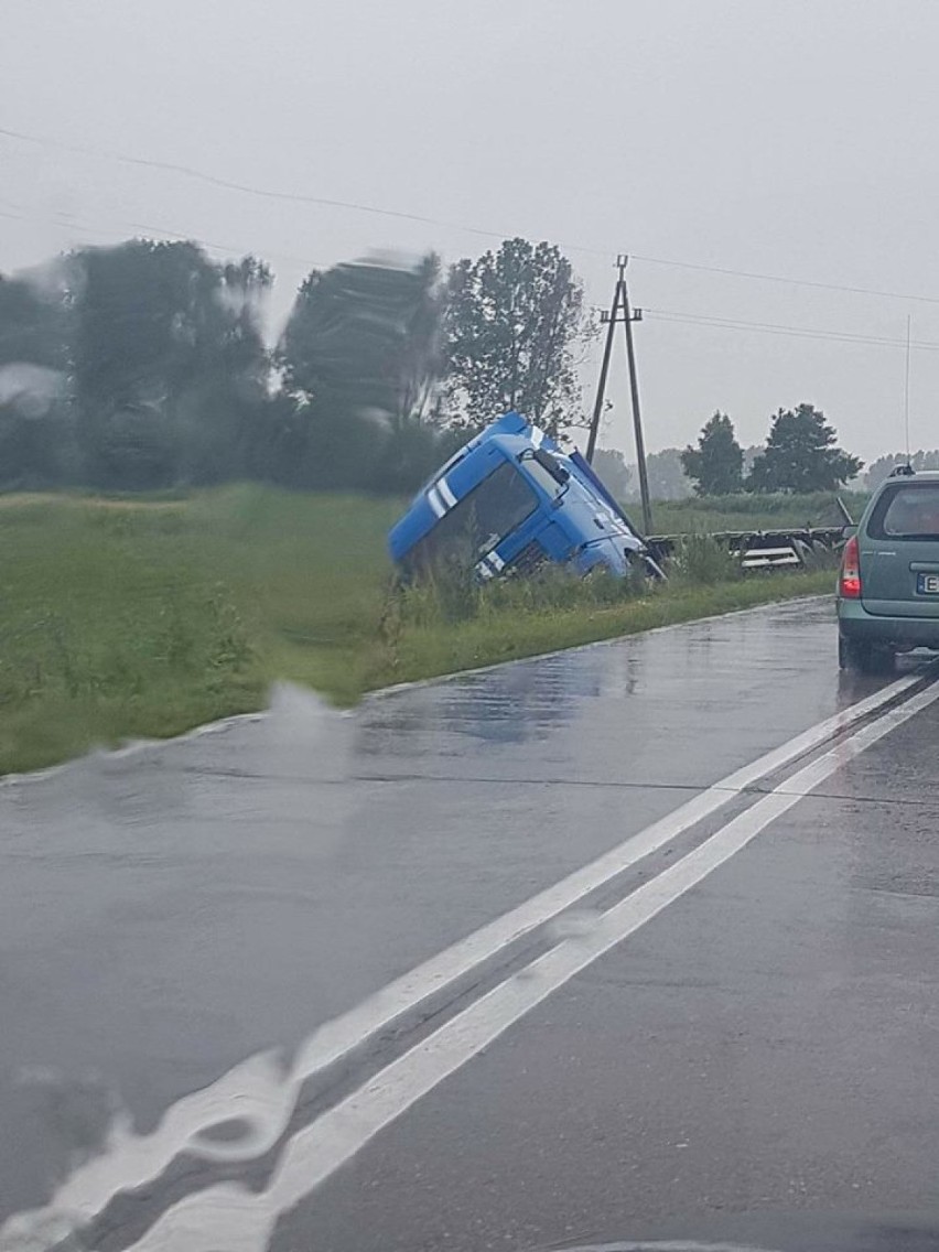 Trasa Mrzezino-Kosakowo: ciężarówka w rowie, kilometrowy korek