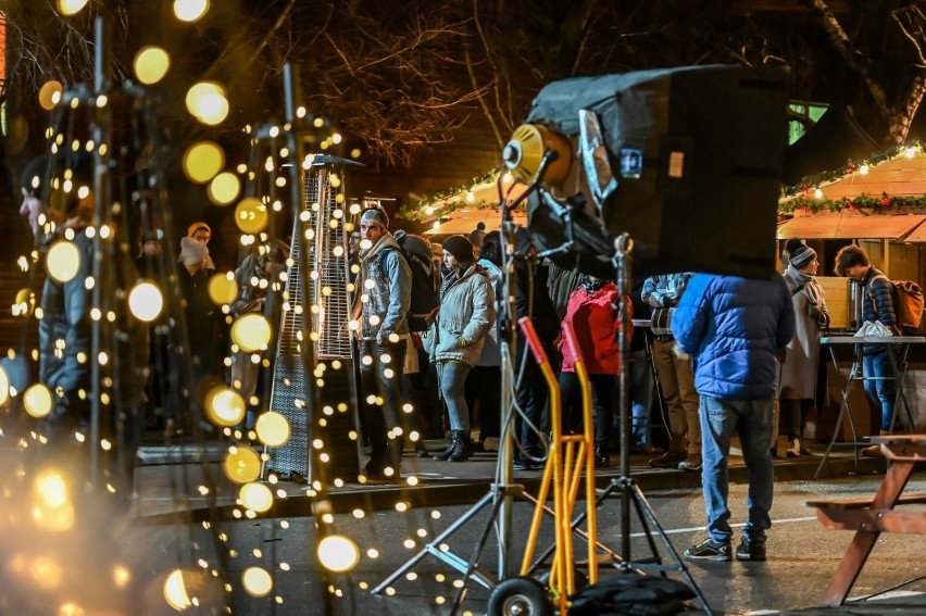 Akcja filmu rozgrywa się pomiędzy Bożym Narodzeniem a...