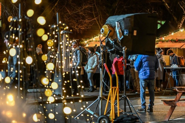 Akcja filmu rozgrywa się pomiędzy Bożym Narodzeniem a Sylwestrem.