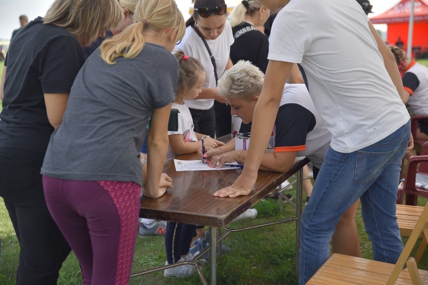 I Rajd Śladami Ziemiaństwa w Jutrosinie. Znad zalewu pojechali konno, bryczkami i rowerami [ZDJĘCIA]