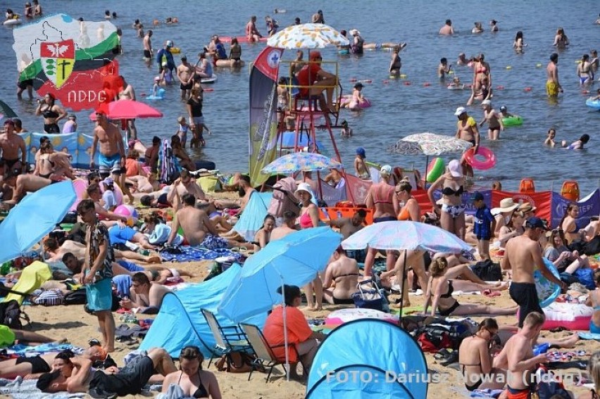 Plaża na Pogorii III - jak w Łebie w szczycie sezonu? Zobacz te ZDJĘCIA. To najbardziej zatłoczona plaża w województwie!