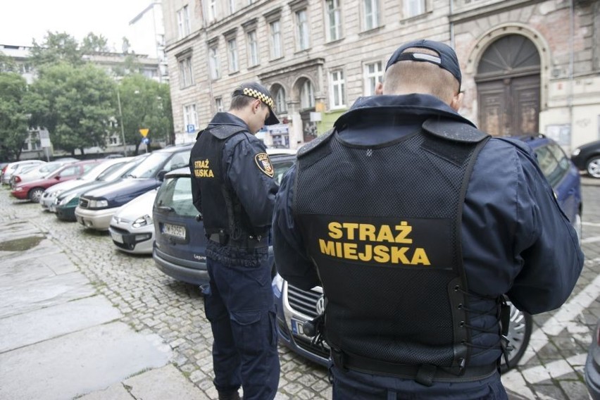 Wrocław: Strażnicy miejscy mają nowe funkcjonalne kamizelki taktyczne (ZOBACZ)
