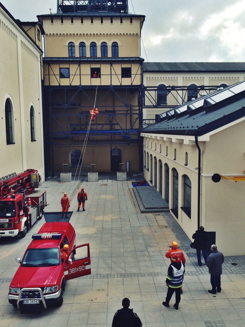Ćwiczenia strażaków na terenie Starej Kopalni w Wałbrzychu