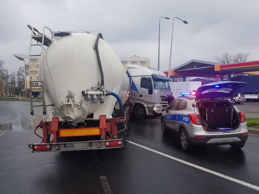 Głogów: Na dużym rondzie cysterna uderzyła w latarnię