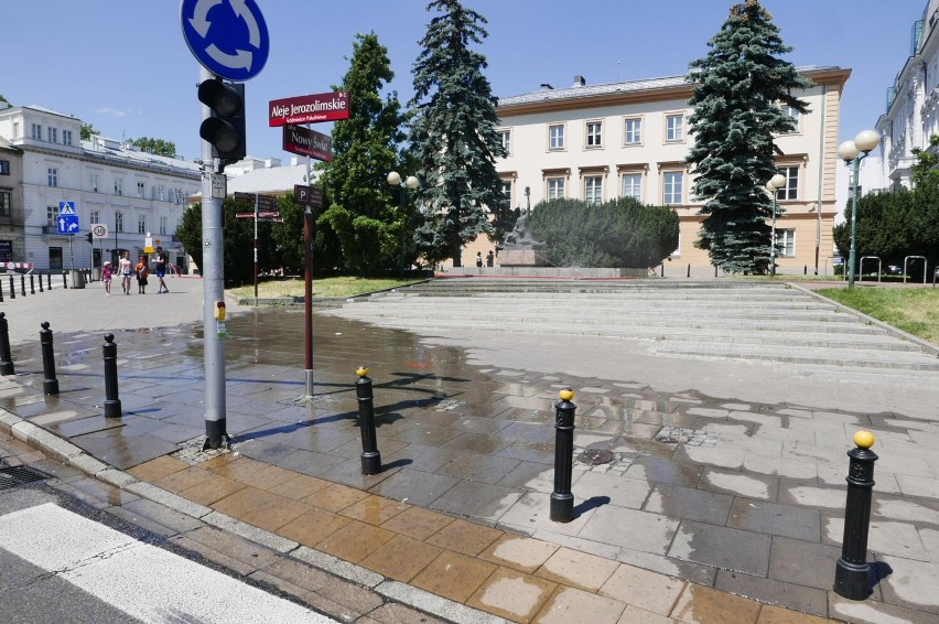 Tropikalne upały w Warszawie. Miasto uruchomiło kurtyny wodne i rozdaje warszawiakom kranówkę