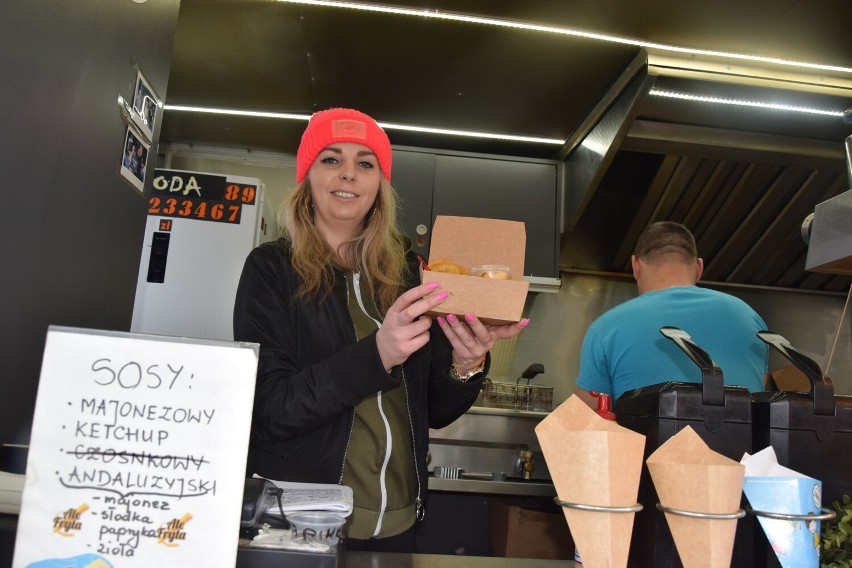 Food trucki z kuchnią świata przyciągają jaślan na rynek. Niestraszny im deszcz