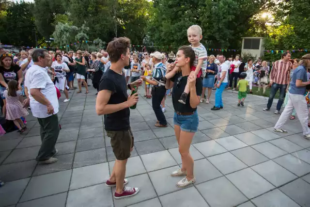 Żoliborska Potańcówka Międzypokoleniowa. Dobra zabawa z DJ Wiką.

Zobaczcie też: Bite, głodzone, w ścisku, mrozie i upale - tak transportowane są 10-dniowe cielaki