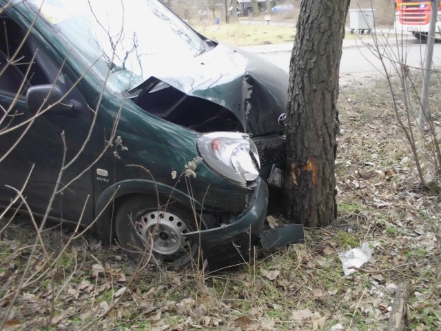 Dzisiaj (13.03) około godz. 13.20 w Grabowcu pod Toruniem kierująca toyotą yaris z nieznanych przyczyn zjechała nagle z drogi i uderzyła w drzewo. 

ZOBACZ WIDEO:



Na szczęście kobieta nie odniosła poważniejszych obrażeń, ucierpiał jedynie samochód.

Polecamy: Weekend w Toruniu. Dzień Kobiet i Ladies Nights w Bajka Disco Club w Toruniu [ZDJĘCIA]

Wypadek w Grabowcu. Na trasie Toruń - Osiek nad Wisłą samochód wypadł z drogi i uderzył w drzewo [ZDJĘCIA]