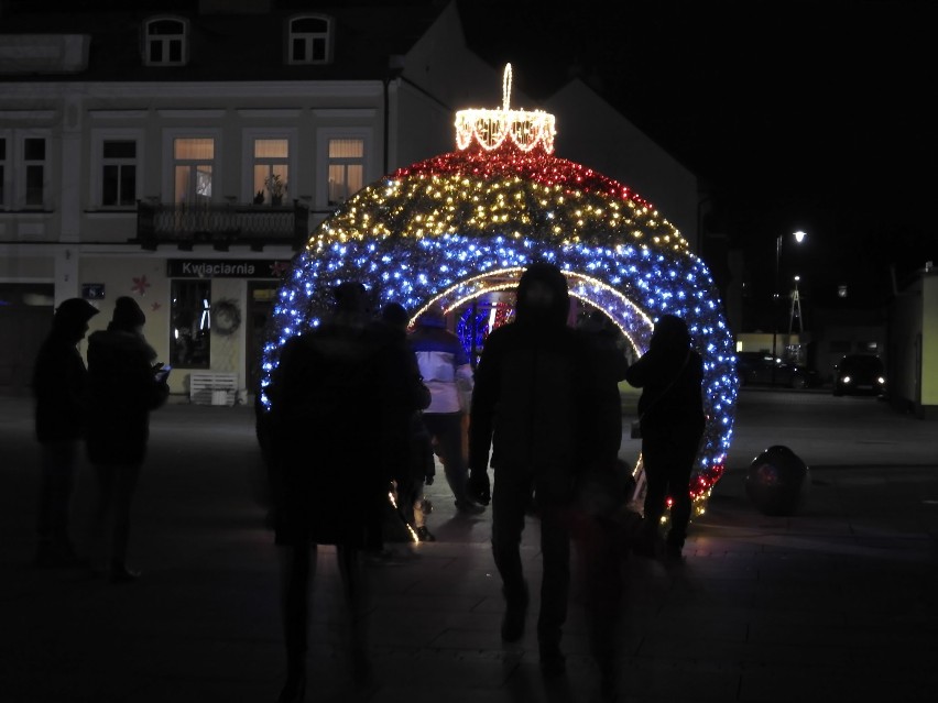 Świąteczne dekoracje w Suwałkach już świecą. Prezydent Suwałk Czesław Renkiewicz rozświetlił miejską choinkę [Zdjęcia]