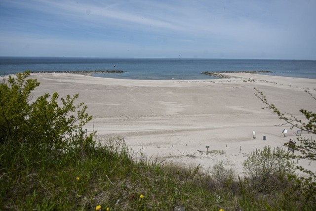 Gigantyczna sztuczna plaża w Jarosławcu powstała w 2018 roku i cały czas zyskuje coraz większą popularność wśród turystów.