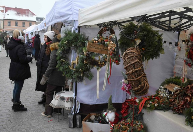 Świąteczny Jarmark Kujawski na Rynku w Inowrocławiu już zainaugurował swoją działalność. Kupcy oferują tam różnorodne artykuły