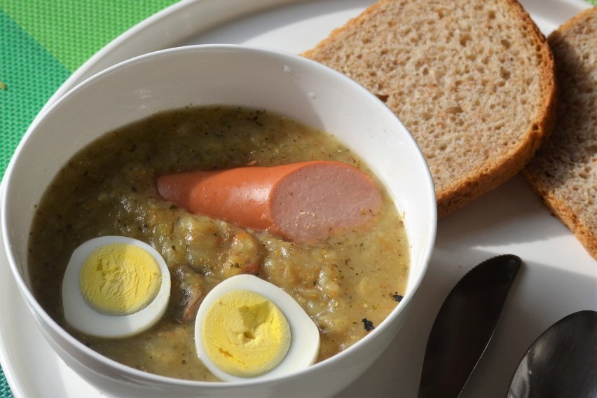 Tradycyjna zupa kuchni śląskiej podawana z ugotowanym...