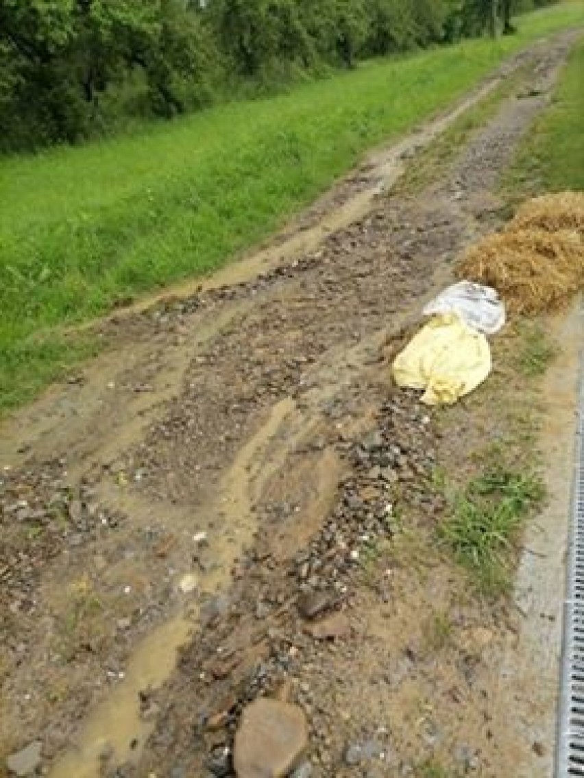 Po deszczu droga jak rwący potok. Urzędnicy bezradni