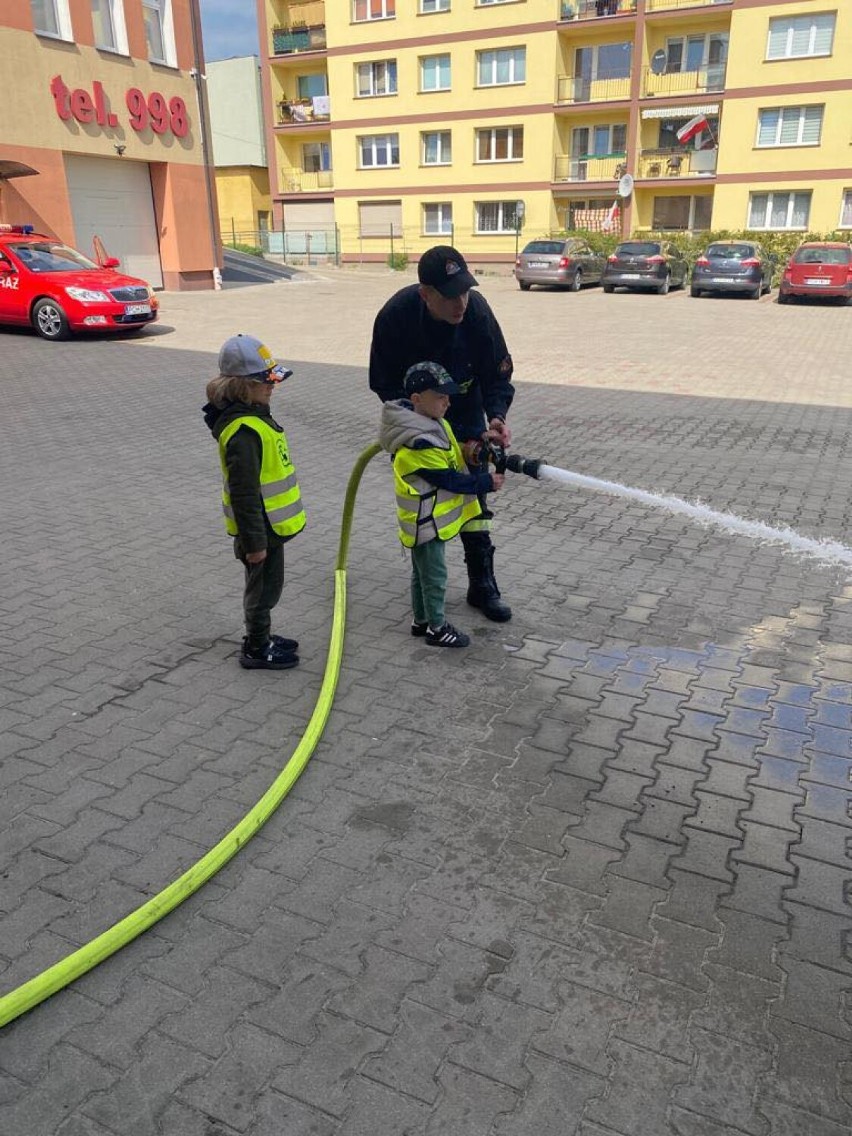 „Wesołe smyki” z życzeniami u chodzieskich strażaków