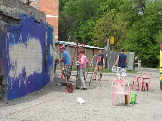 NieTak przygotowuje ścianę pod graffiti

Grupa NieTak przygotowuje ścianę do malowania. W sobotę (18 maja) odbędą się warsztaty malowania graffiti dla dzieci, które będą współtworzyć mural na ścianie