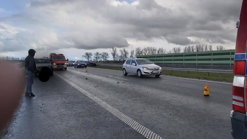 Wypadek na drodze S7 w Cedrach Małych. Trzy osoby trafiły do szpitala |ZDJĘCIA