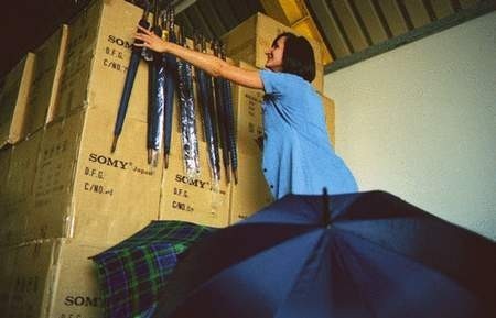 Skonfiskowane przez celników parasole leżą teraz w magazynie.	ZDJĘCIE: WOJCIECH TRZCIONKA