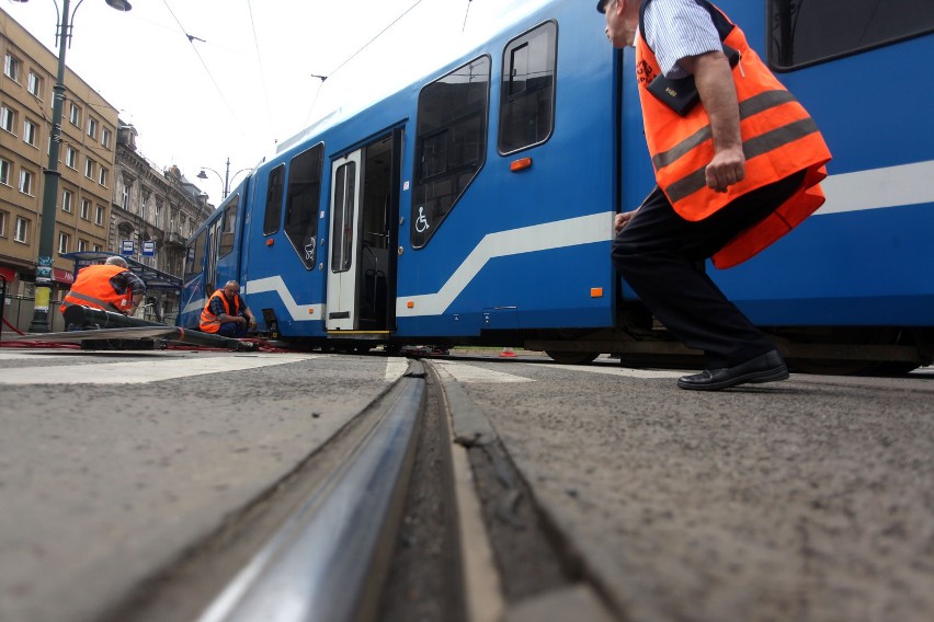 Kraków: wykolejenie tramwaju linii 1 w centrum miasta [ZDJĘCIA]