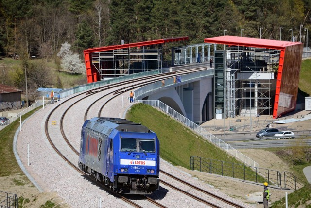 Lokomotywa Lotosu jeździ z prędkościami od 80 km/h (m.in. na estakadzie przy lotnisku) do 120 km/h (m.in. na Matarni i Jasieniu)