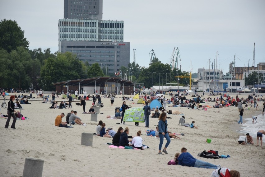 Gdynia: Tłumy spacerowiczów na Bulwarze Nadmorskim, plaży i skwerze Kościuszki w Gdyni w długi weekend. Zobacz zdjęcia