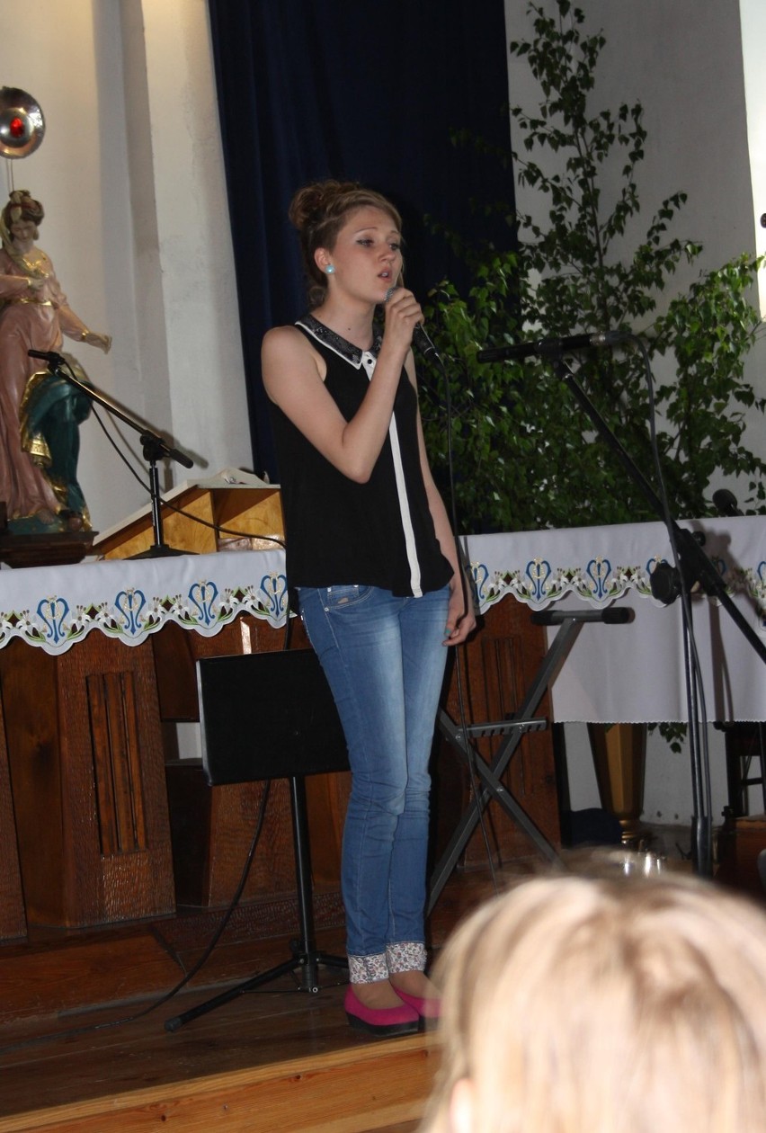 VI Festiwal Pieśni Religijnej w Kmiecinie był wypełniony pięknym śpiewem i muzyką [ZDJĘCIA]