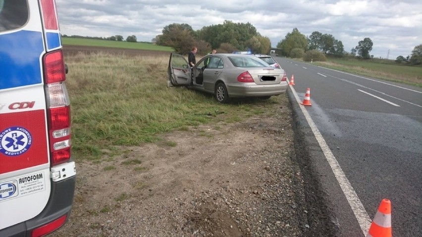 Gmina Stara Dąbrowa. Kolizja na drodze wojewódzkiej nr 142. Volkswagen uderzył w mercedesa