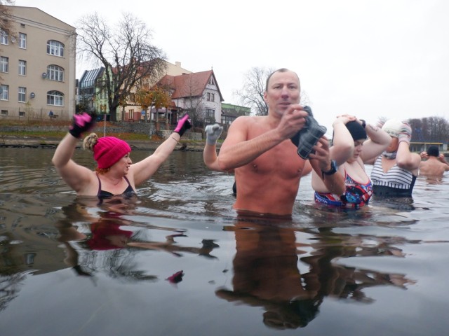 Kajakarze z Sekcji Turystyki Kajakowej Regionalnego Towarzystwa Wioślarskiego Lotto - Bydgostia w niedzielny poranek (29 listopada) pod przewodnictwem szefowej Agnieszki Głowackiej po raz kolejny w tym roku zanurzyli się w zimnej wodzie Brdy. 

Przy czym - co trzeba zauważyć - temperatura wody była wyższa (6,2 stopni Celsjusza) niż powietrza (niecałe 4). Do tej ekscytującej zabawy kajakarze zapraszają także innych aktywnych ludzi. Oto zdjęcia z niedzielnego moczenia >>