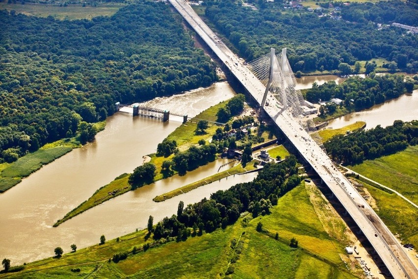 Most Rędziński przebiega nad Odrą we Wrocławiu. Jest częścią...