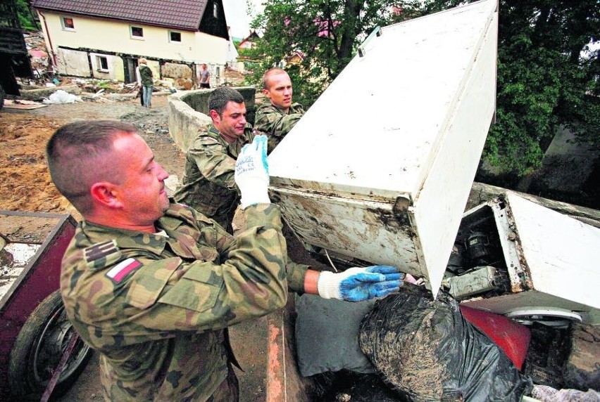 Bez żołnierzy sprzątanie podwórek, ulic i koryta rzeki w...