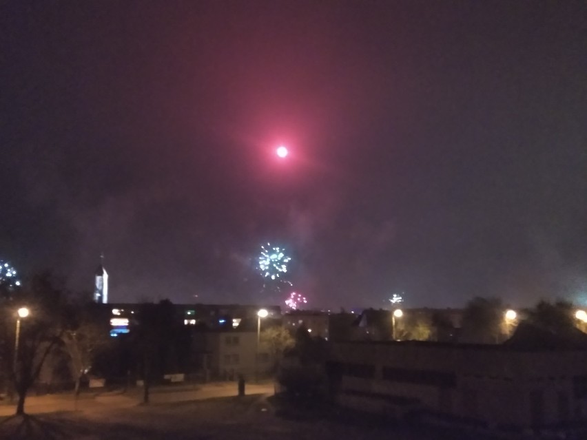 Sylwester 2020/2021 w Wejherowie. Niebo nad miastem rozbłysło od fajerwerków