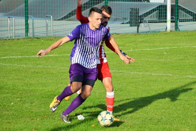 Marek Kadłubicki (z piłką) nie dokończył meczu z Bobrkiem.