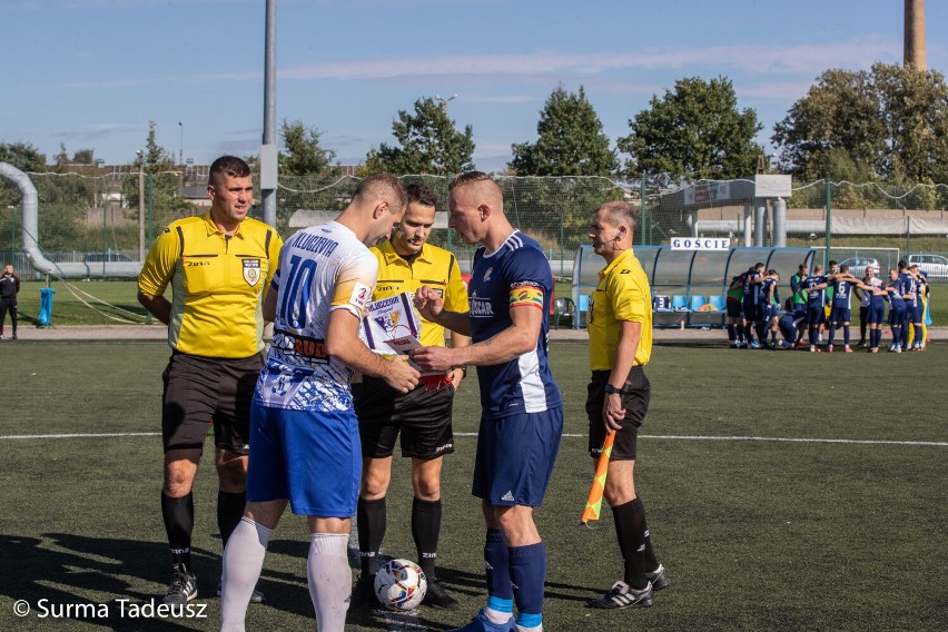 Tylko punkt zespołów ze Stargardu w III lidze. Na zdjęciach piłkarze i kibice Kluczevii 