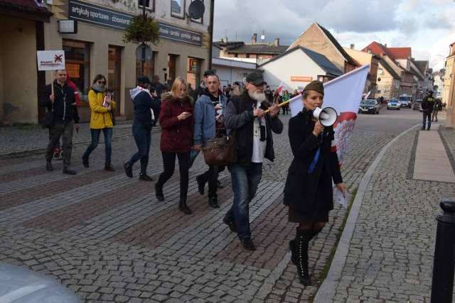 Przemarsz na plac Wolności w Barwicach, na czele Monika Tkaczyk, miejscowa radna