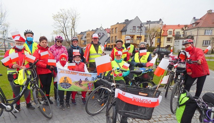 Ze Sławna do Starego Krakowa. Z flagą na rowerze uczcili państwowe święto 