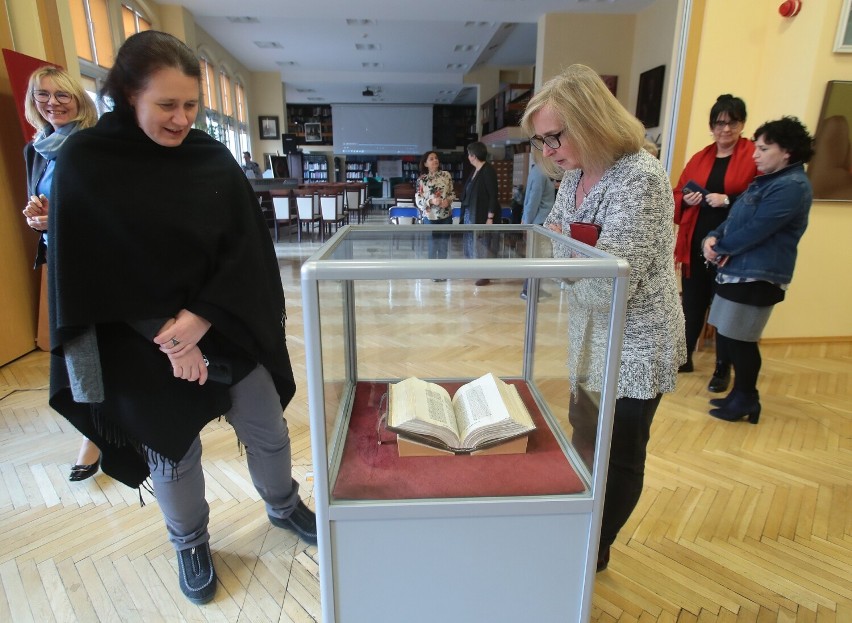 Zabytkowa księga w Książnicy Pomorskiej.