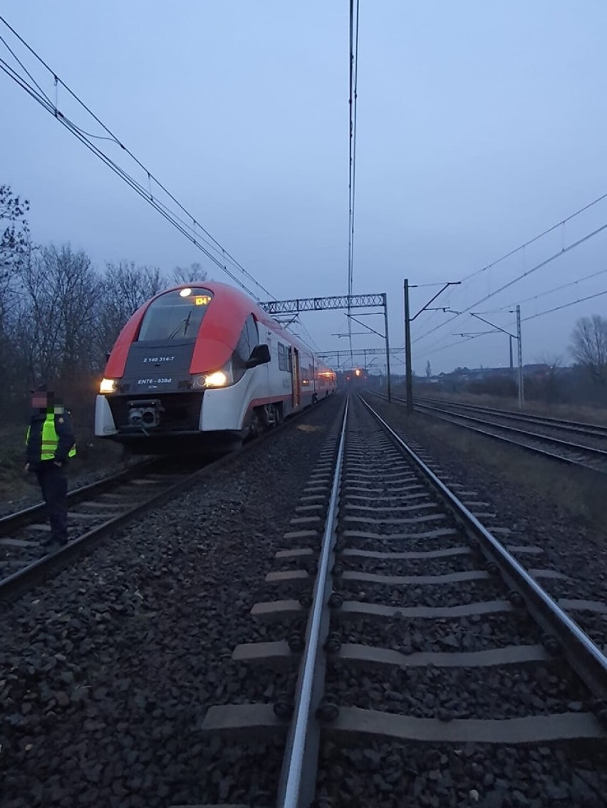 Pieszy potrącony przez pociąg na Dalkach. Z poważnymi obrażeniami trafił do szpitala