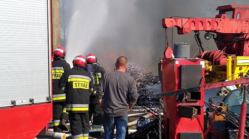 AKTUALIZACJA Pożar na terenie zakładu mechaniki pojazdowej w Miastku (zdjęcia+wideo)