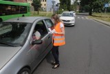 PKP przypomina o akcji Bezpieczny przejazd. Kierowcy w Sosnowcu otrzymali ulotki od ambasadorów akcji. Jak zachować się na przejeździe?