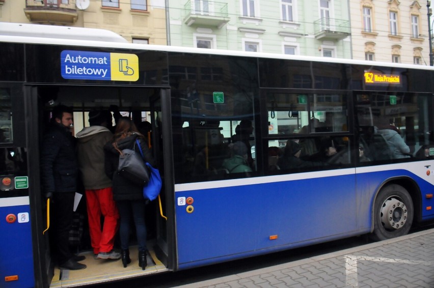 Drzwi tramwaju lub autobus na część pasażerów działają jak...