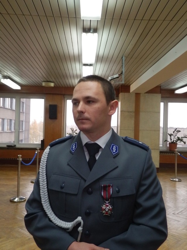 Młodszy aspirant Roman Głaz został odznaczony krzyżem zasługi za dzielność