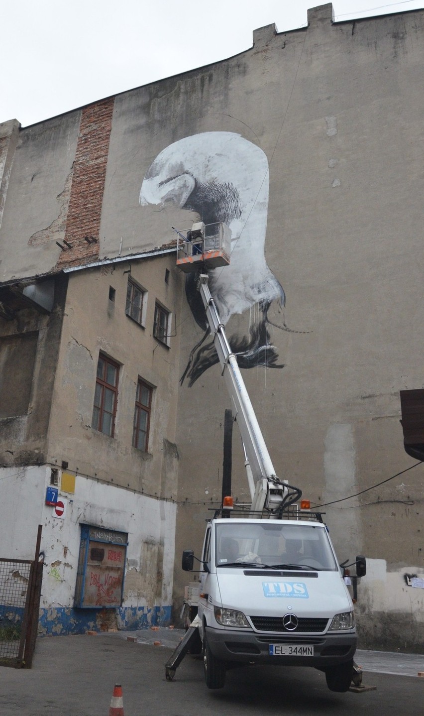 Mural powstaje na Nowomiejskiej 5 w Łodzi