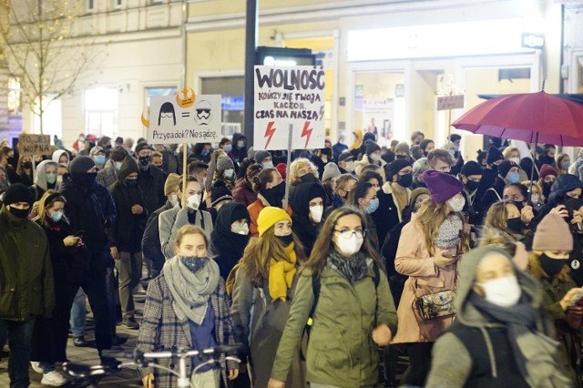 Strajk Kobiet - tłumy protestujących przemaszerowały ulicami centrum Poznania. 
Przejdź do kolejnego zdjęcia --->