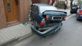 Wypadek w Zdunach - Zderzenie aut na Wrocławskiej. Opel wbił się w ścianę. ZDJĘCIA