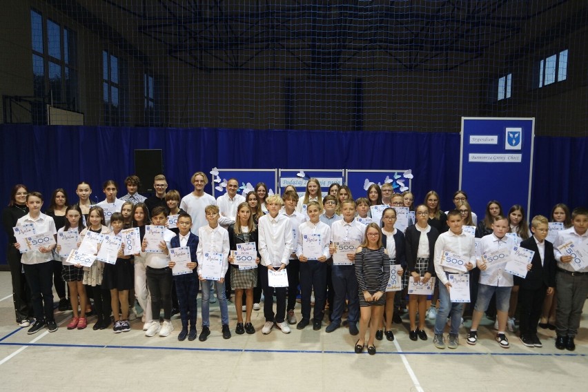 68 młodych osób odebrało stypendium burmistrza gminy Chocz...