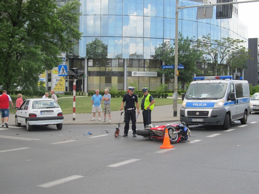 Wrocław: Motocyklista zderzył się z samochodem osobowym (ZDJĘCIA)