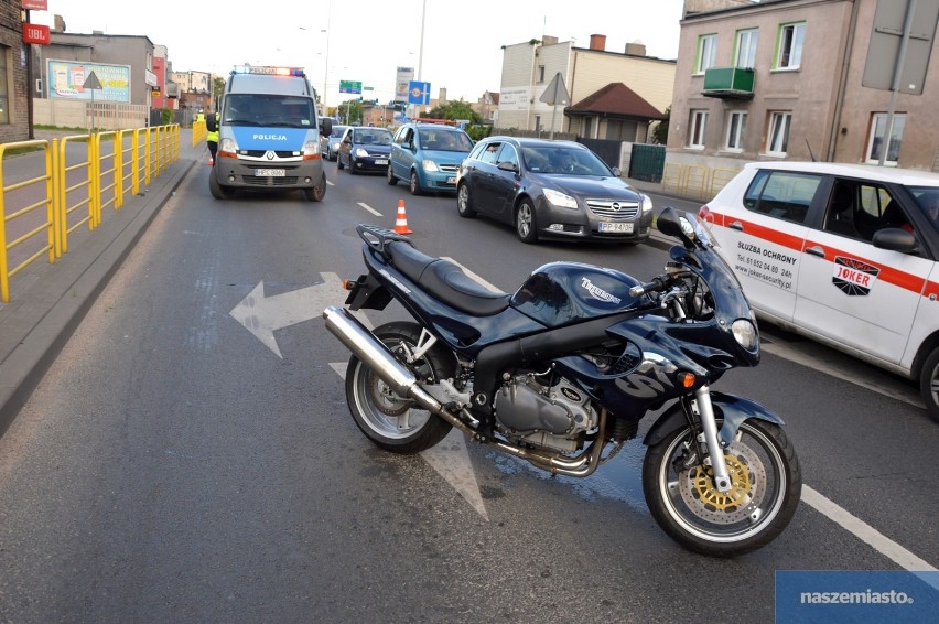 Wypadek na ul. Okrzei we Włocławku z udziałem motocyklisty [wideo, zdjęcia]