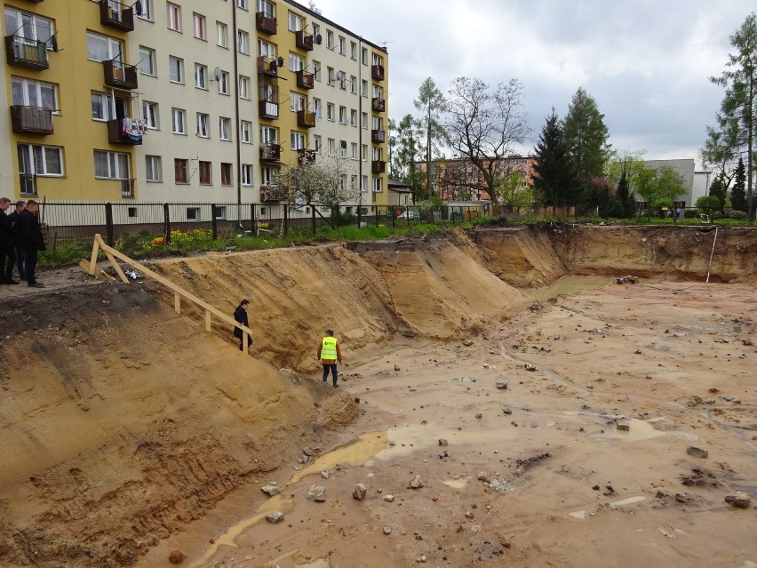 Ruszyła budowa nowych bloków w Ostrowcu. Ogromne wykopy już gotowe