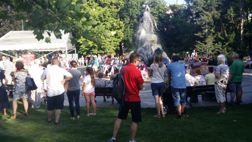 Tłumy bydgoszczan na koncercie przy fontannie Potop w Bydgoszczy [zdjęcia, wideo]