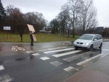 Pan Mateusz stoi na rondzie i budzi kierowców